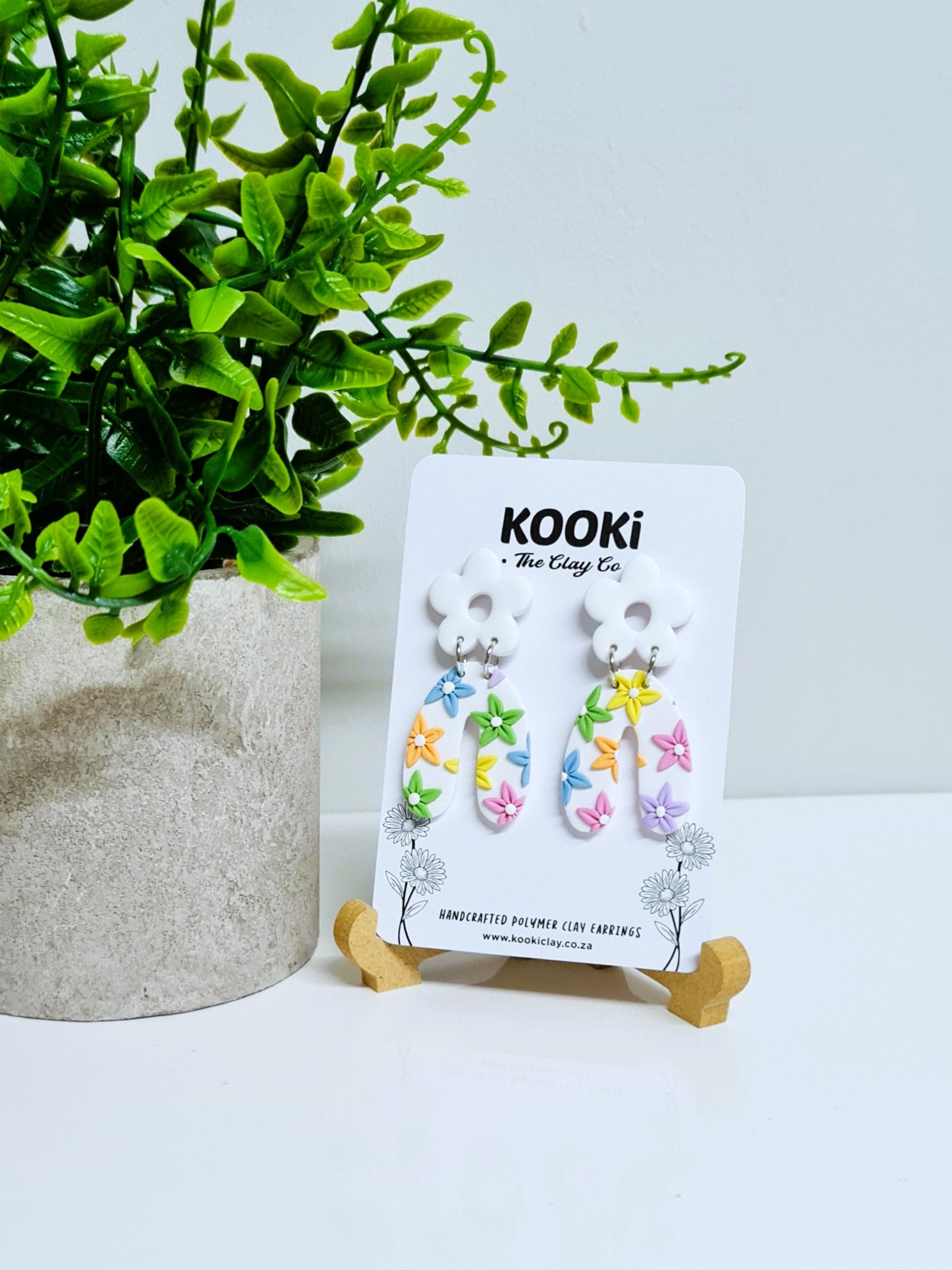 Hip Summer Daisy Arches